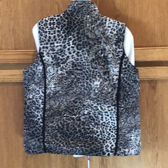 NWOT. Reversible zip Quilted Vest - Picture 4 of 5